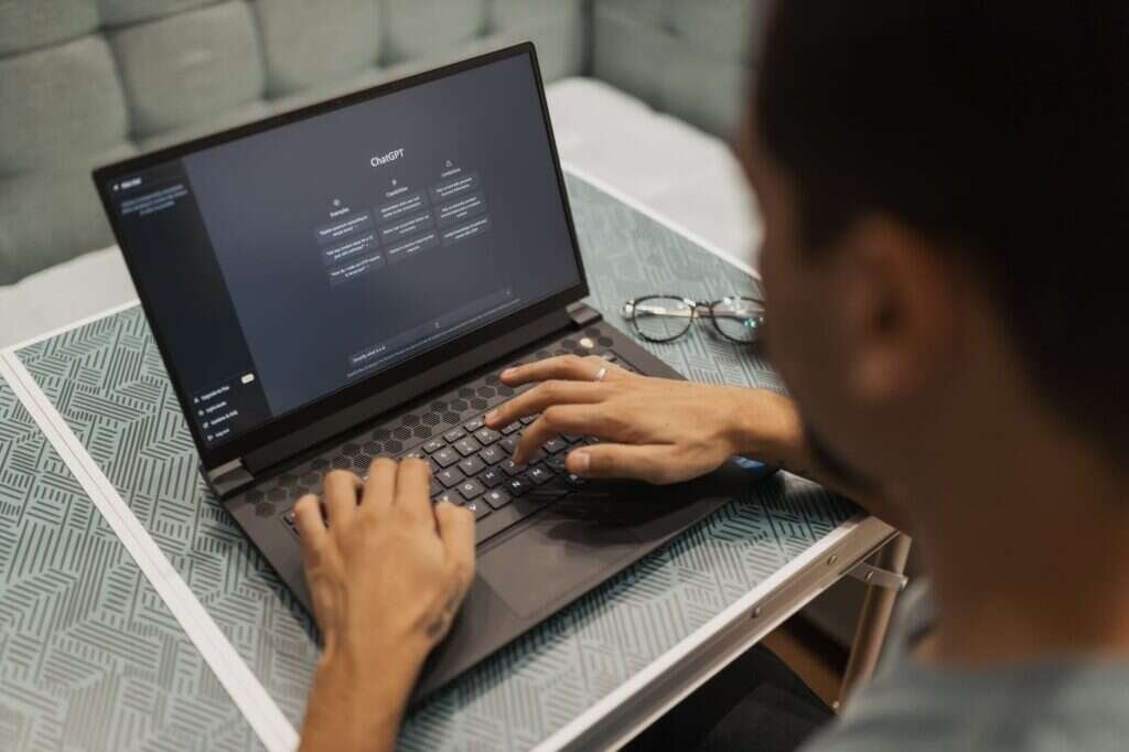 Persona usando un portátil para consultar un asistente de inteligencia artificial